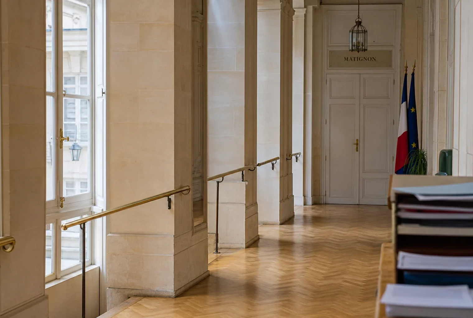 Couloir institutionnel vide à Matignon, lumière naturelle claire, ambiance sobre et officielle.