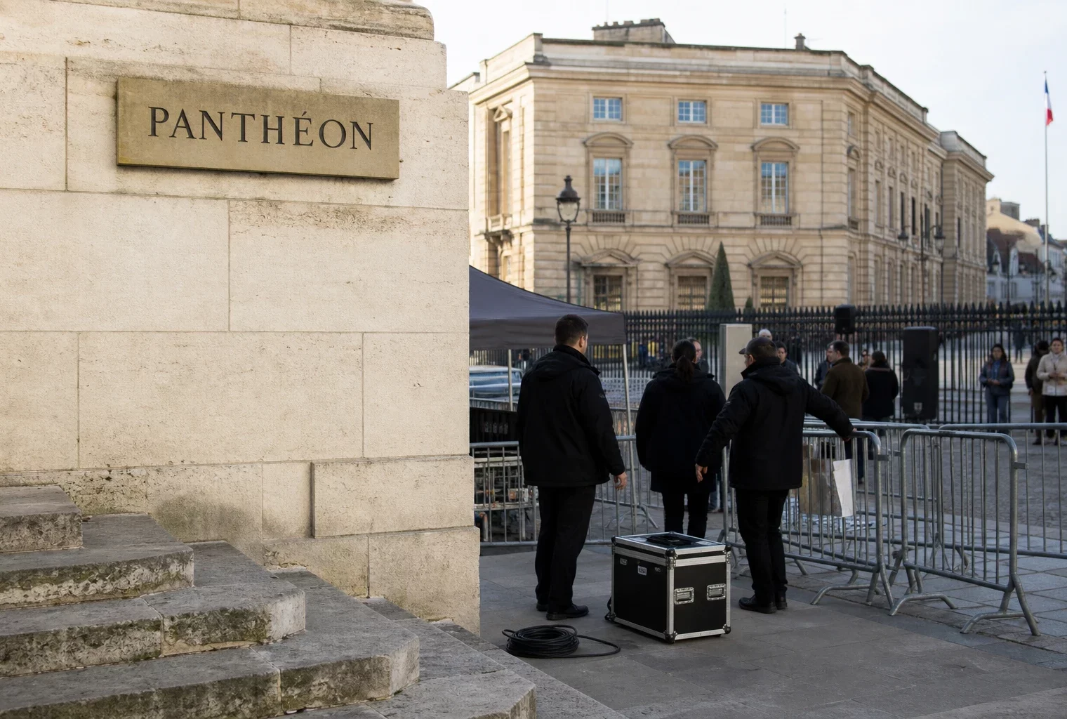 Préparation calme au Panthéon à Paris, avec des stewards anonymes et le fronton en arrière-plan pour l’entrée de Marc Bloch.