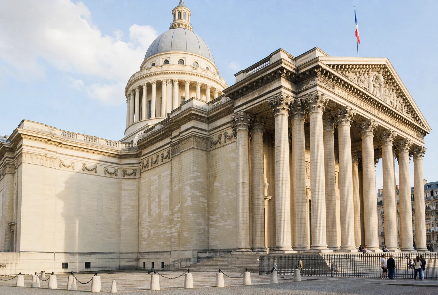 Façade du Panthéon à Paris en lumière naturelle, vue oblique et lisible d’un monument républicain.