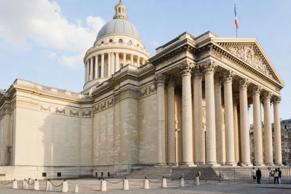 Façade du Panthéon à Paris en lumière naturelle, vue oblique et lisible d’un monument républicain.