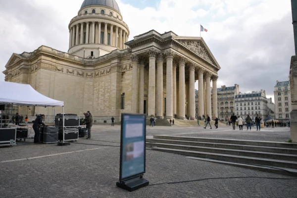 Le Panthéon à Paris lors des préparatifs d’une cérémonie, avec des techniciens et visiteurs anonymes sur le parvis.