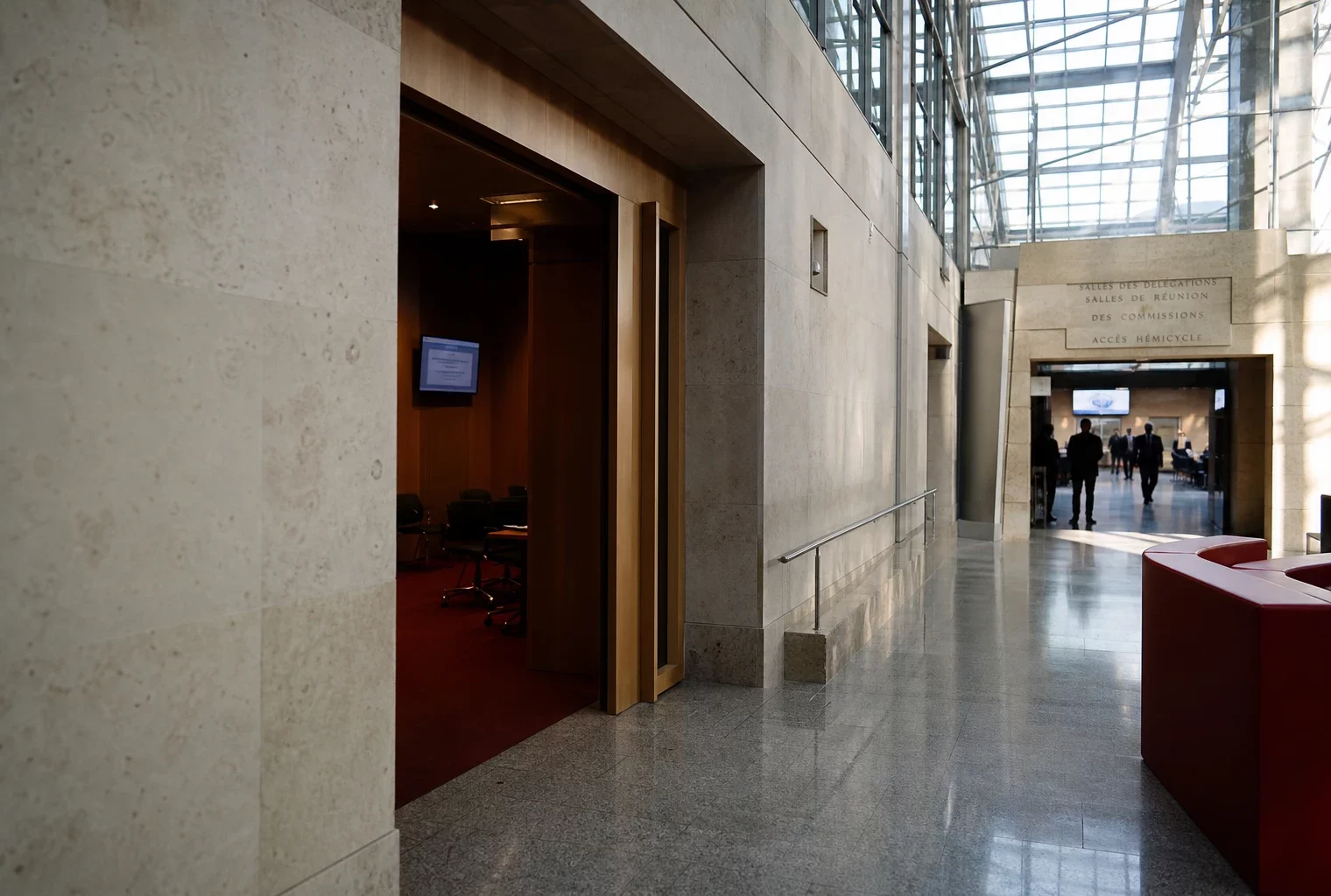 Couloir institutionnel lumineux du Parlement européen à Strasbourg, vide, avec architecture claire et ambiance de négociation