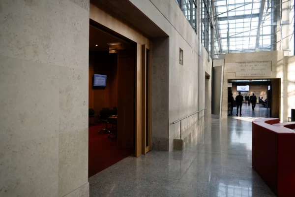 Couloir institutionnel lumineux du Parlement européen à Strasbourg, vide, avec architecture claire et ambiance de négociation