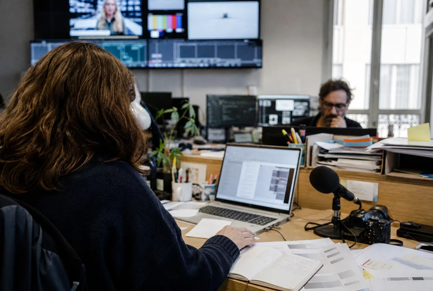Journaliste dans une rédaction parisienne, en train de préparer un sujet sur la diplomatie et la guerre informationnelle.
