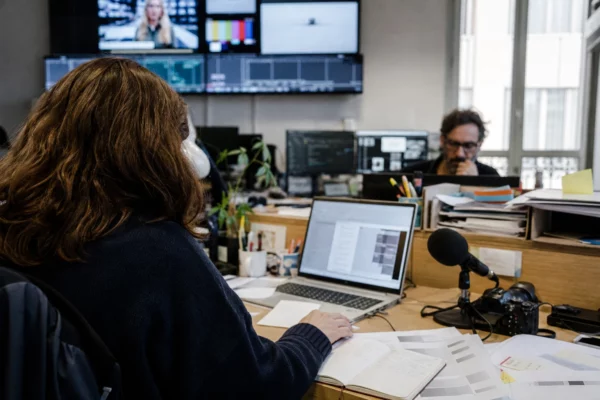 Journaliste dans une rédaction parisienne, en train de préparer un sujet sur la diplomatie et la guerre informationnelle.
