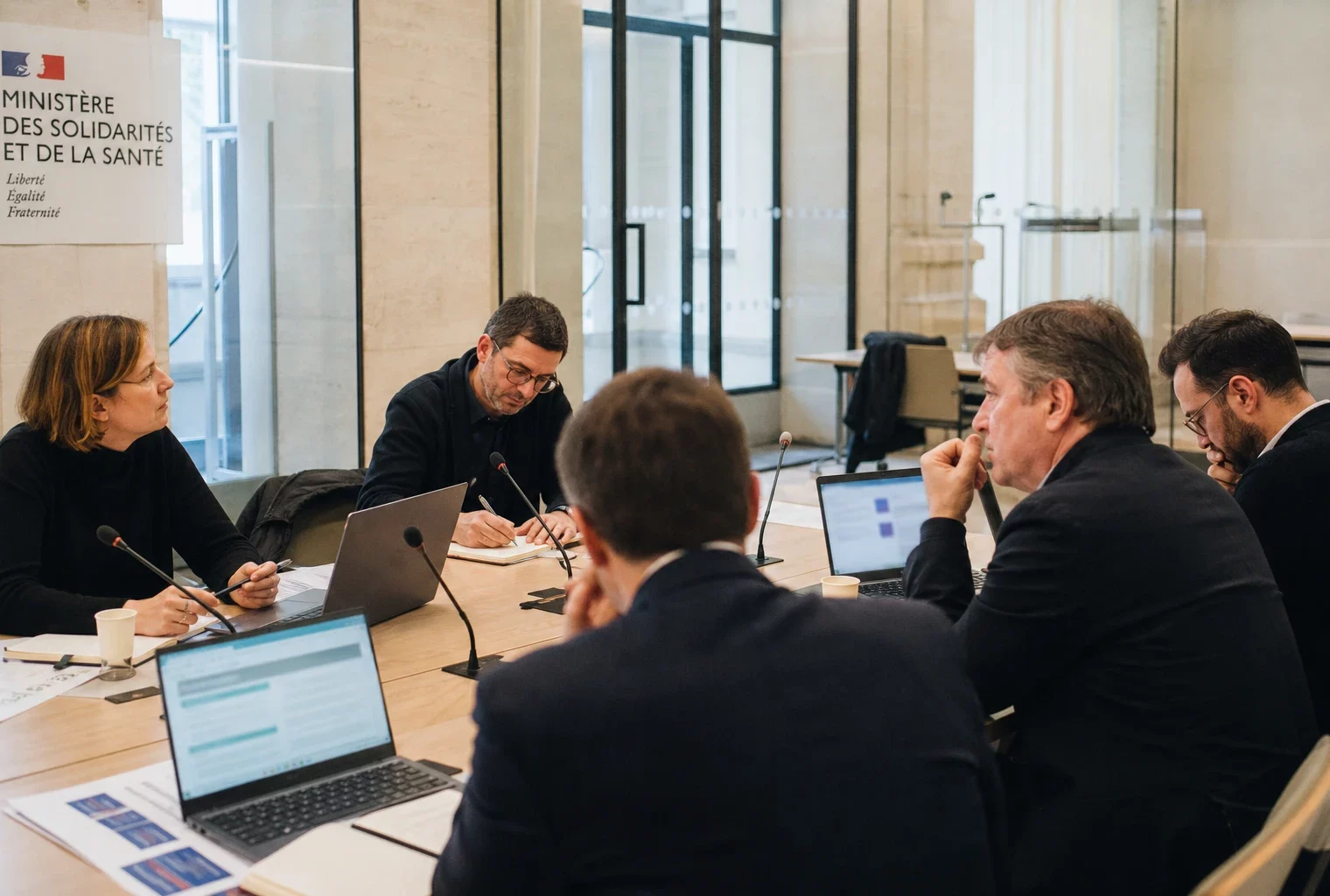 Réunion de travail dans un ministère français autour de la riposte informationnelle sur les réseaux sociaux