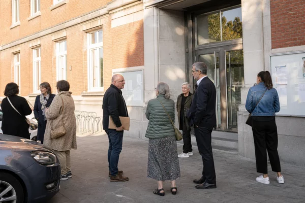 Des habitants et agents municipaux devant la mairie de Roubaix après un conseil sur le nom d’une future école.