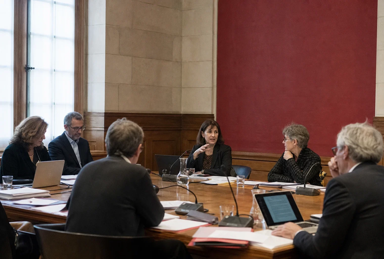 Réunion de gouvernance à Sciences Po avec des enseignants autour d’une table, dans une salle claire et institutionnelle.