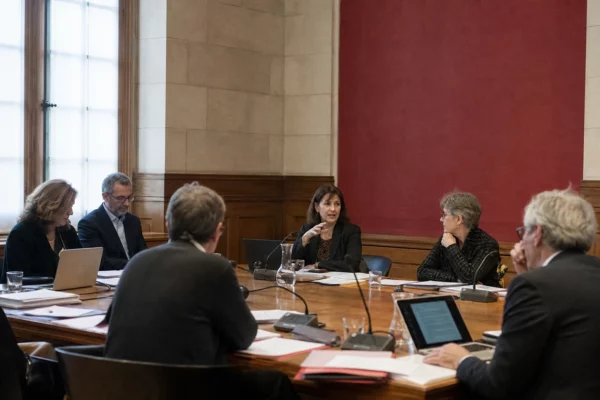 Réunion de gouvernance à Sciences Po avec des enseignants autour d’une table, dans une salle claire et institutionnelle.