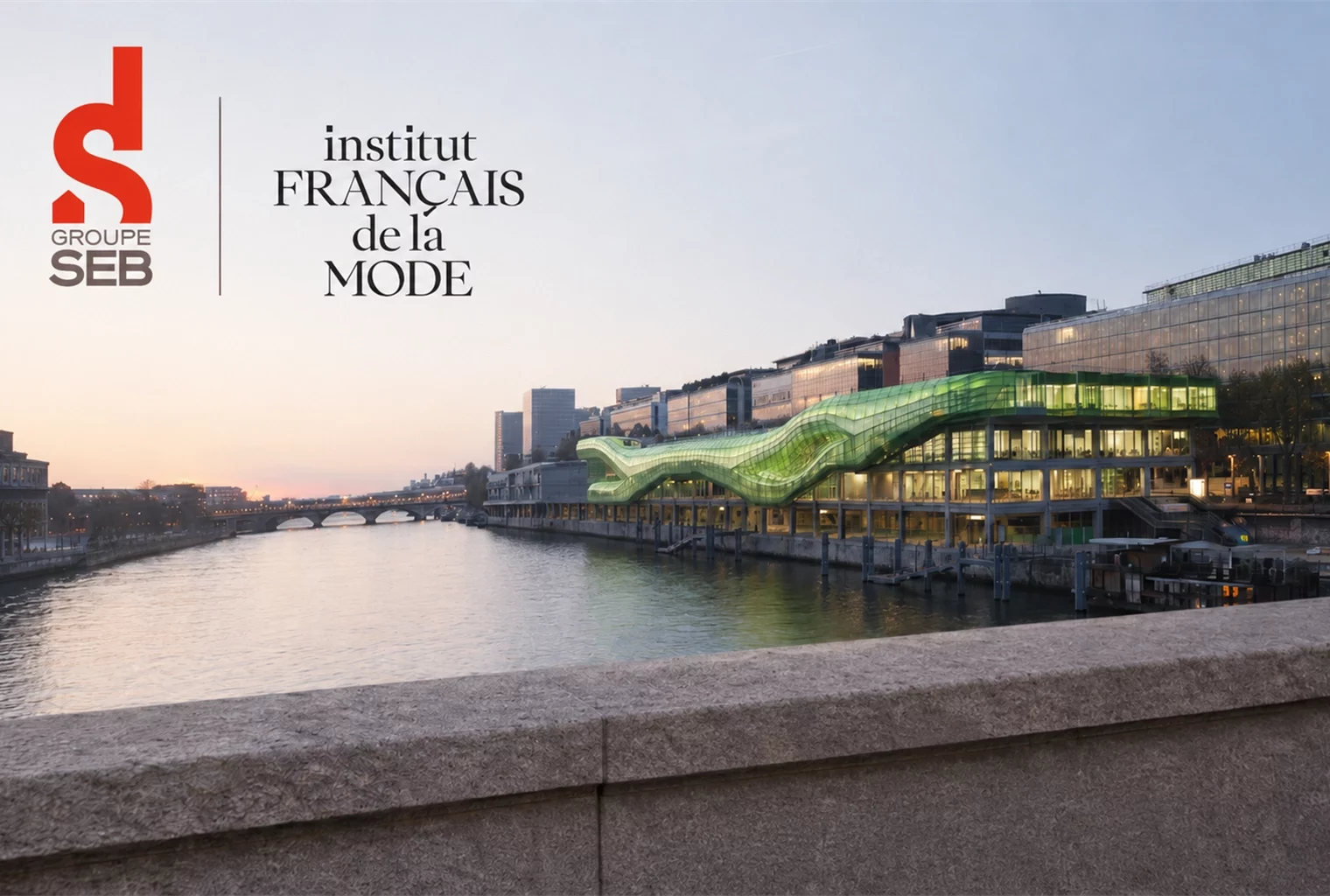 Vue des quais de Seine à Paris devant l’Institut Français de la Mode, illustrant le rapprochement entre le Groupe SEB et l’univers de la mode pour renforcer la désirabilité de ses marques.