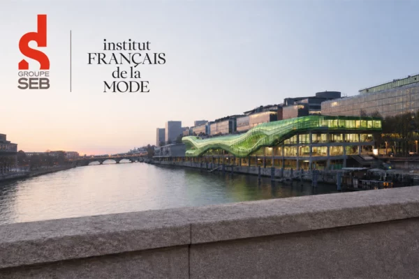 Vue des quais de Seine à Paris devant l’Institut Français de la Mode, illustrant le rapprochement entre le Groupe SEB et l’univers de la mode pour renforcer la désirabilité de ses marques.