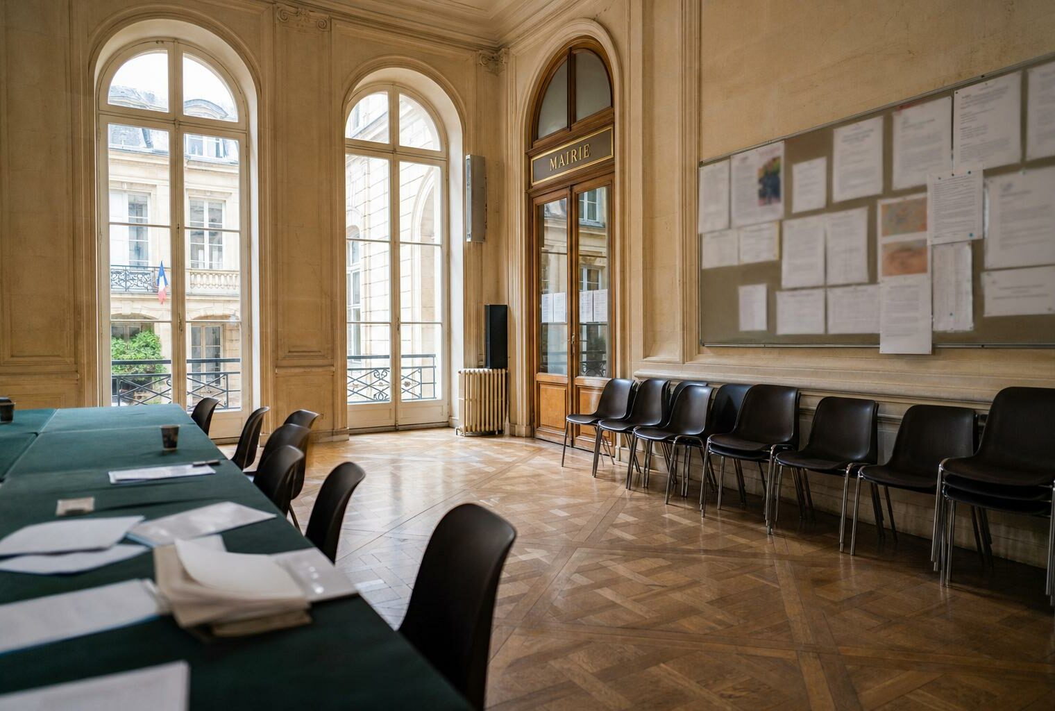 Salle vide d’un siège politique français avant un congrès, avec lumière naturelle et atmosphère institutionnelle calme.
