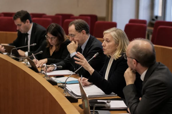 Réunion de commission à l’Assemblée nationale avec députés, dossiers ouverts et micros autour d’un débat agricole