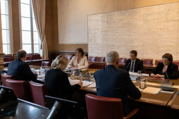 Audition à l’Assemblée nationale avec députés anonymes, micros et dossiers lors du débat sur l’aide à mourir