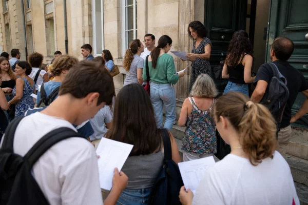 Des lycéens et parents devant un lycée public français le jour des résultats du bac.