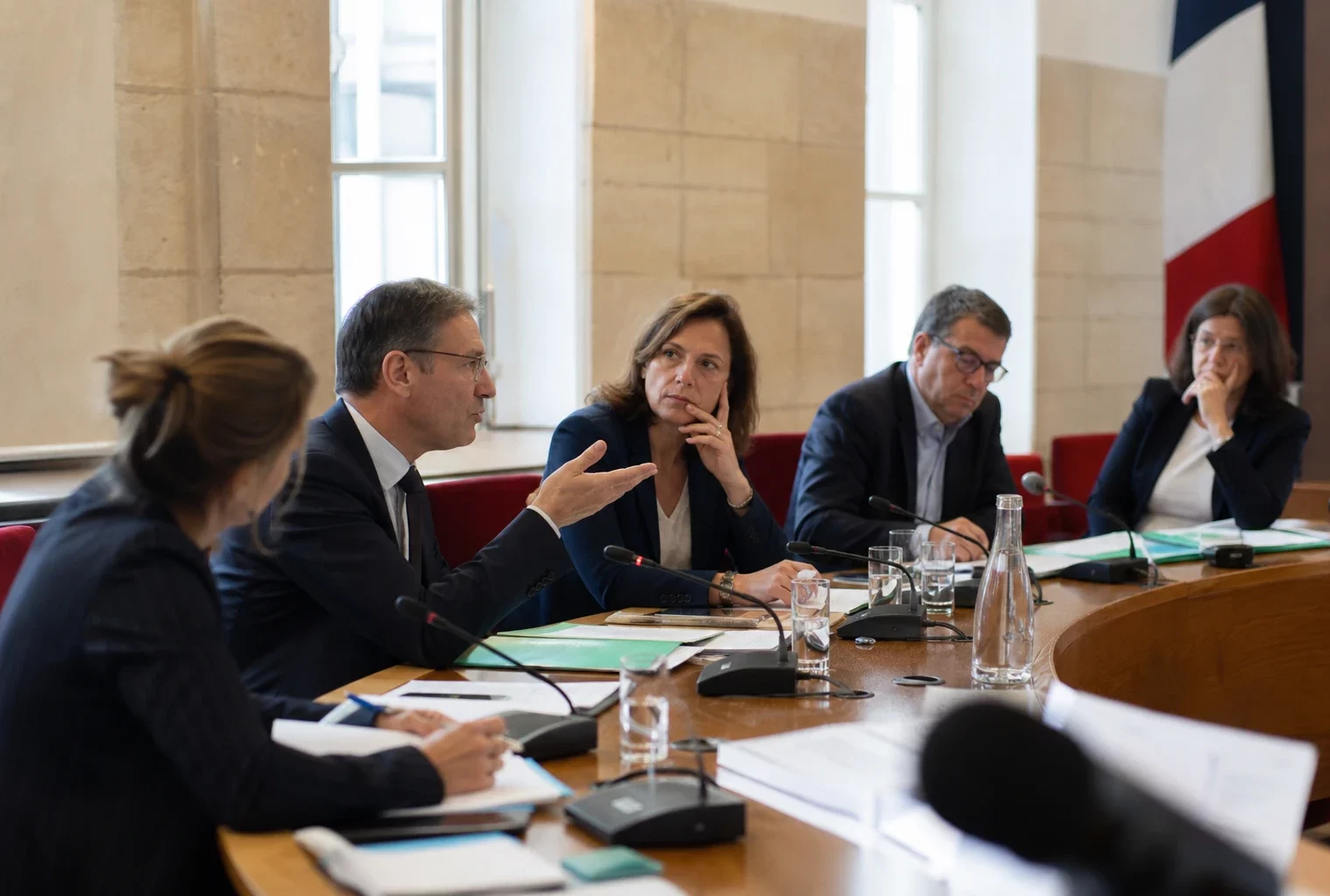 Réunion de commission à l’Assemblée nationale avec plusieurs élus autour de micros et de dossiers