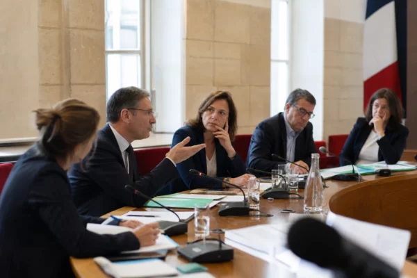 Réunion de commission à l’Assemblée nationale avec plusieurs élus autour de micros et de dossiers