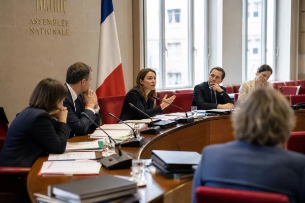 Réunion de la commission des lois à l’Assemblée nationale avec députés, micros et dossiers ouverts.
