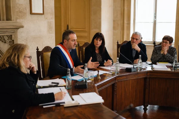 Réunion du conseil municipal dans une mairie française autour de l’aide carburant et du budget local.