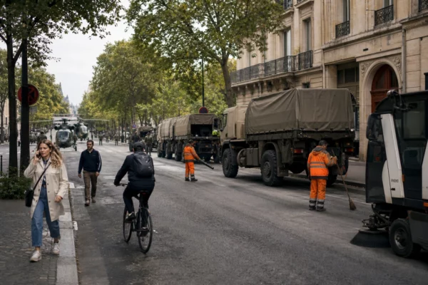 Rehearsal du 14-Juillet à Paris avec véhicules militaires et circulation civile sur une avenue proche des Champs-Élysées