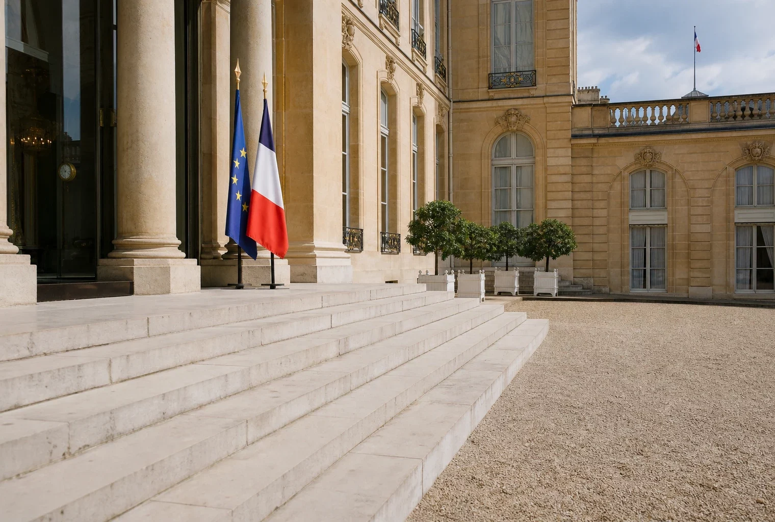Cour intérieure de l’Élysée vide et lumineuse, avec façade de pierre et marbre avant une visite officielle.