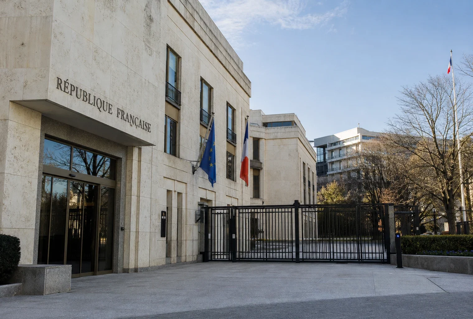 Façade d’un bâtiment diplomatique français à Washington, vue oblique, avec drapeau tricolore discret et lumière naturelle claire.
