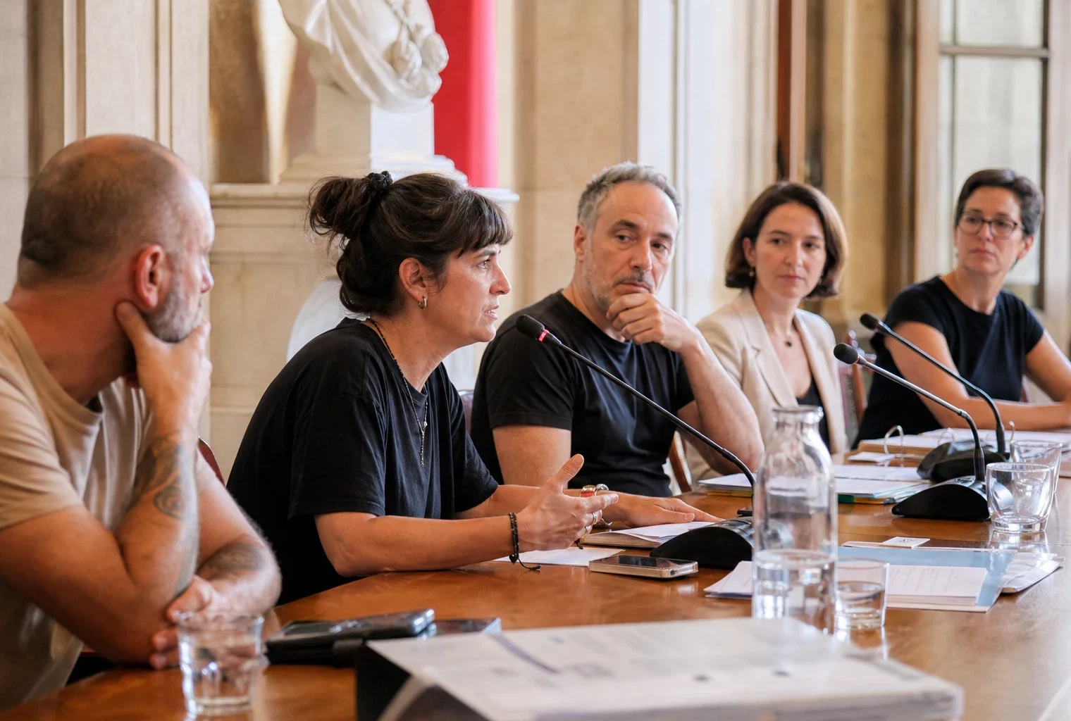Réunion de presse municipale à Grenoble après l’arrêt d’un concert, avec plusieurs intervenants autour d’une table.
