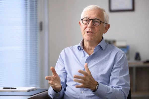 Le Dr François Turmel, président du Syndicat National des Médecins Esthétiques, lors d’un entretien sur la régulation des injections esthétiques.