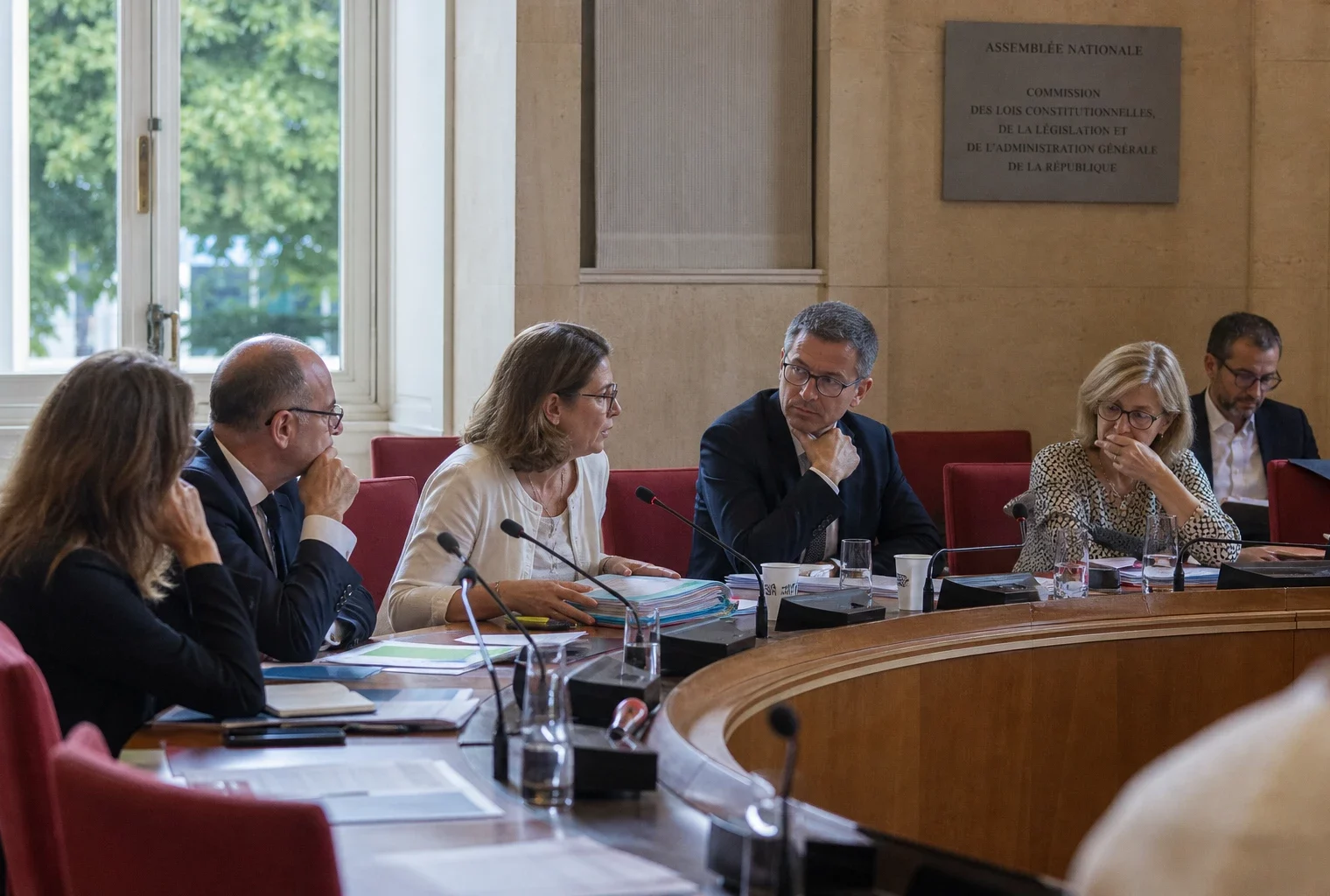 Réunion de députés dans une salle de commission de l’Assemblée nationale sur la gestion de la canicule.