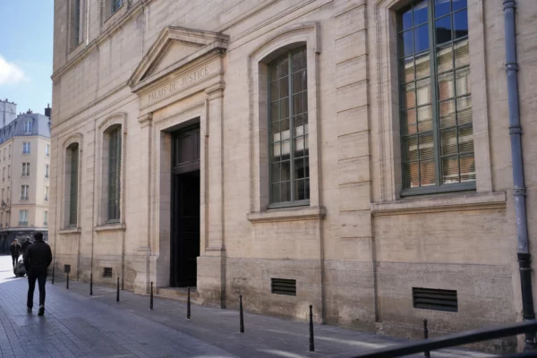 Façade d’un palais de justice français sous une lumière claire, pour illustrer un bras de fer juridique politique.
