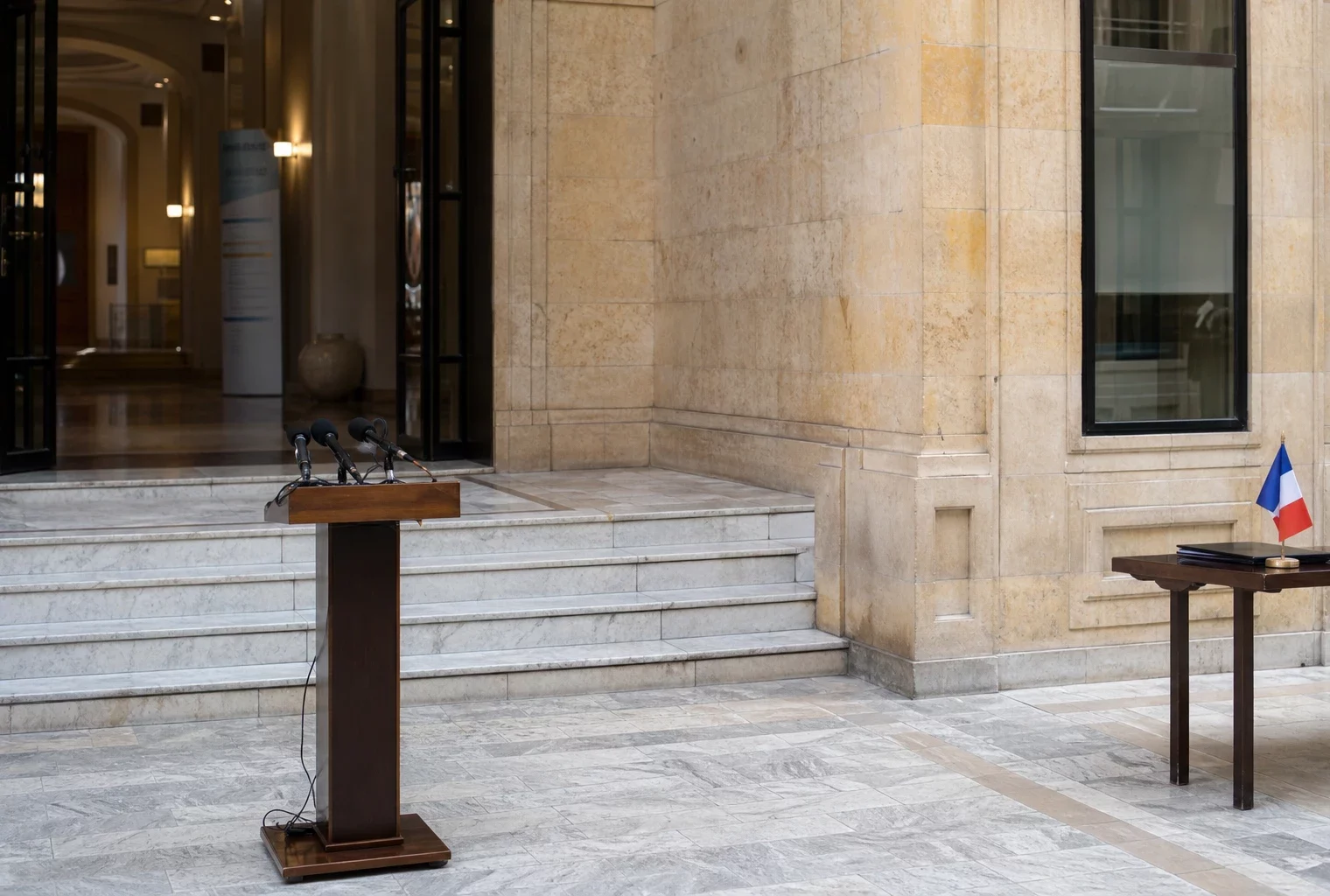Cour institutionnelle à Damas avec pupitre de presse et ambiance diplomatique, en lumière claire et naturelle.
