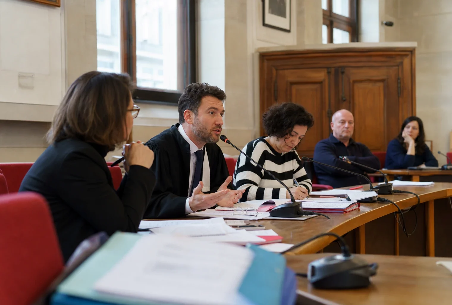 Réunion en mairie avec avocate, élus et micros autour d’un dossier sur la plainte de Barbara Butch.