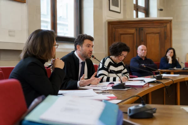 Réunion en mairie avec avocate, élus et micros autour d’un dossier sur la plainte de Barbara Butch.