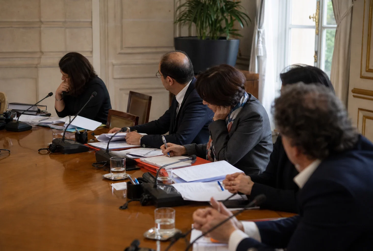 Réunion institutionnelle à Matignon avec cinq responsables politiques autour d’une table avant le vote sur la loi agricole