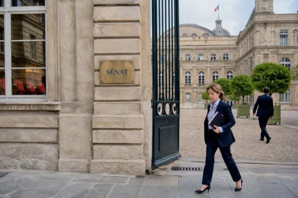 Façade du Sénat à Paris, vue oblique et claire, dans une ambiance institutionnelle calme après un vote parlementaire.