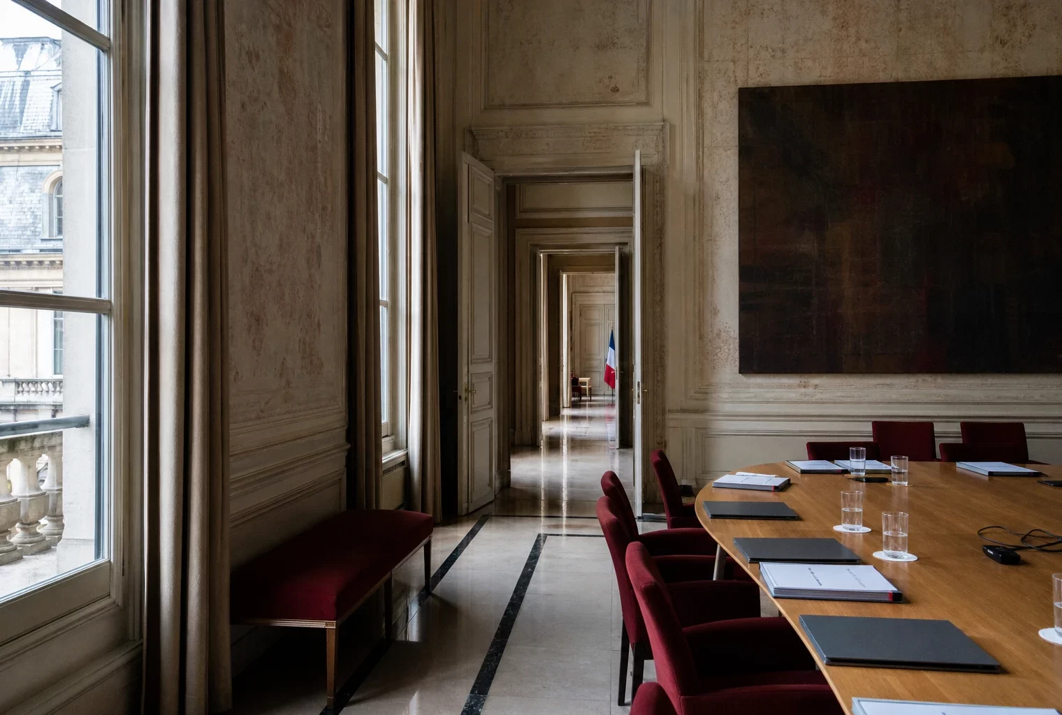 Intérieur lumineux d’un siège politique parisien vide, avec table de réunion, dossiers flous et lumière naturelle.