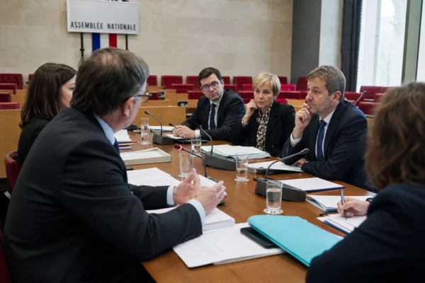 Réunion parlementaire en commission sur la perpétuité pour les viols en série sur mineurs, avec députés et micros