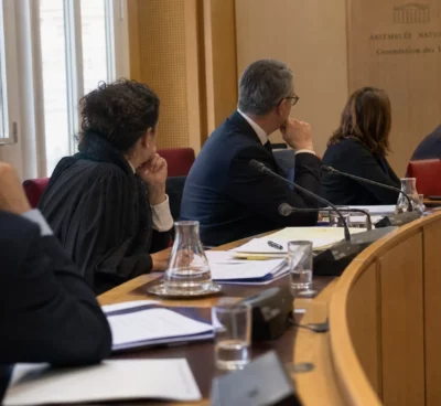 Audition parlementaire sur la pseudonymisation des policiers, avec micros, dossiers et participants anonymes autour d’une commission