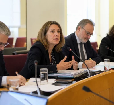 Réunion parlementaire avec micros et dossiers sur le financement de la lutte contre les mégots et les incendies
