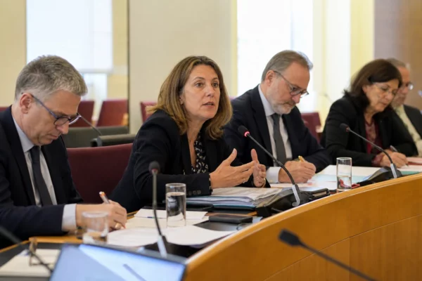 Réunion parlementaire avec micros et dossiers sur le financement de la lutte contre les mégots et les incendies