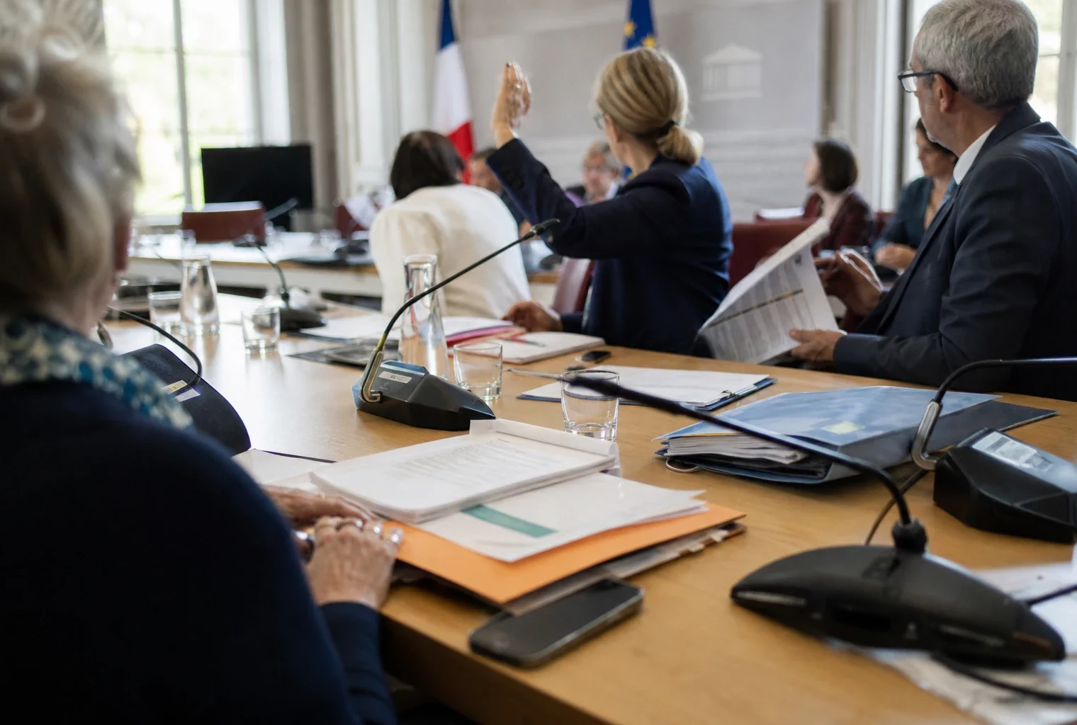 Audition parlementaire sur l’aide à mourir, avec soignants, dossiers et microphones autour d’une table