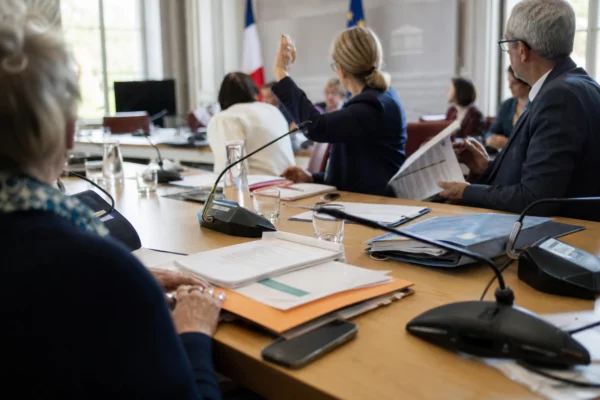 Audition parlementaire sur l’aide à mourir, avec soignants, dossiers et microphones autour d’une table