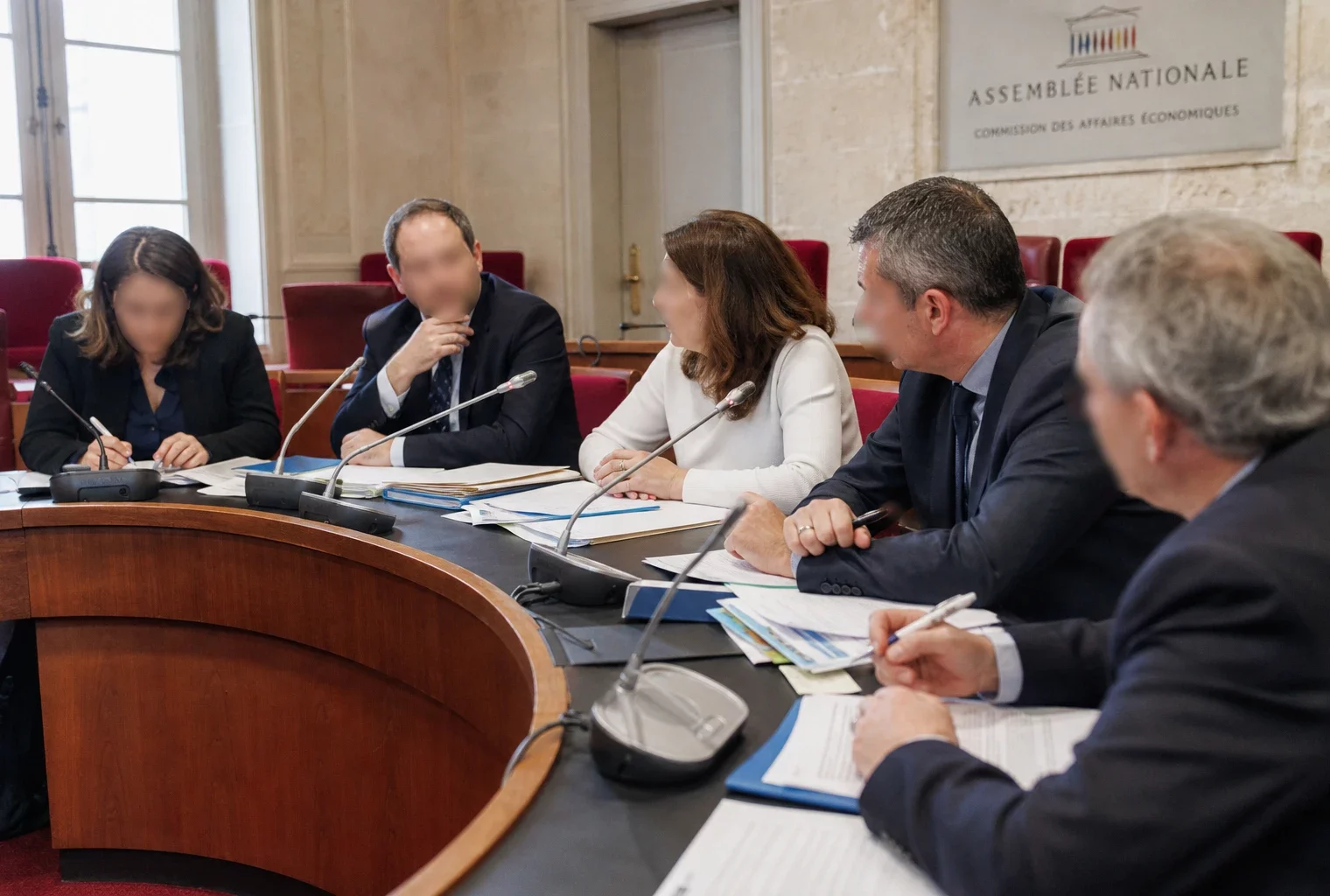 Audition parlementaire sur les pesticides avec députés anonymes, micros et dossiers autour d’une table
