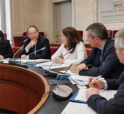 Audition parlementaire sur les pesticides avec députés anonymes, micros et dossiers autour d’une table