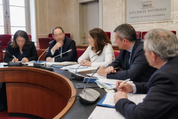 Audition parlementaire sur les pesticides avec députés anonymes, micros et dossiers autour d’une table
