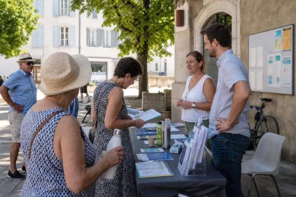 Habitants anonymes devant une mairie française lors d’une journée de forte chaleur