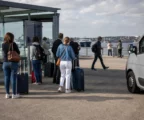 Des voyageurs anonymes attendent dans un terminal maritime français, image de reportage sur les frontières et l’immigration