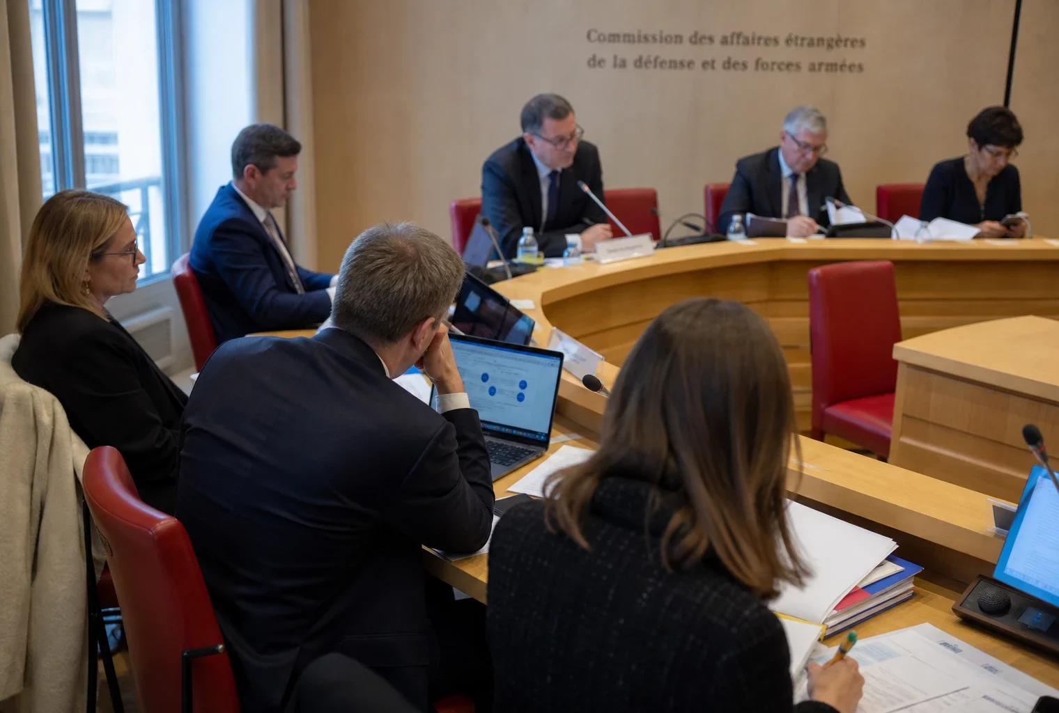 Commission française réunie autour de microphones pour examiner une opération d’ingérence numérique étrangère