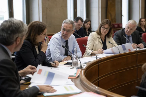 Commission parlementaire française réunie autour d’un débat budgétaire sur les retraites