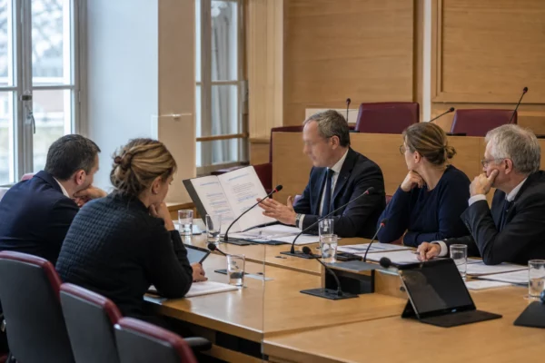 Réunion de commission parlementaire française sur les stocks de gaz européens, avec micros et dossiers sur la table